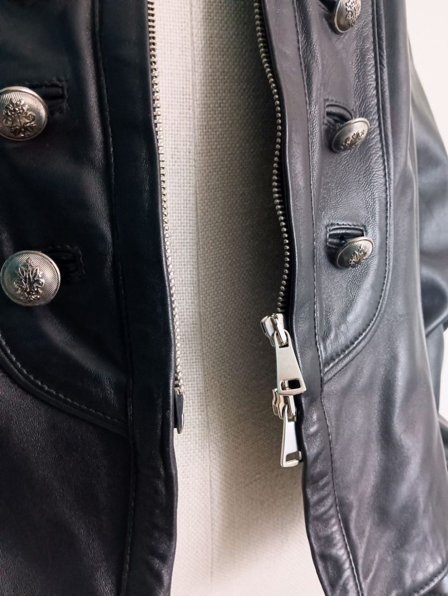 Fronte di giacca in pelle nera stile steampunk con doppia fila di bottoni metallici e colletto alla coreana