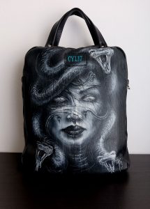 Zaino Borsa in Pelle Nera Riciclata Dipinto a Mano "Medusa" vista frontale dello zaino nero con disegno di medusa in bianco