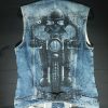 Retro di gilet in denim vintage con illustrazione dipinta a mano di un biker in sella a una moto, stile artistico e vissuto.