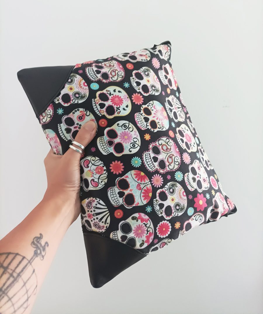 Vista alternativa dell'"Sugar skull" borsa clutch teschi messicani e pelle nera