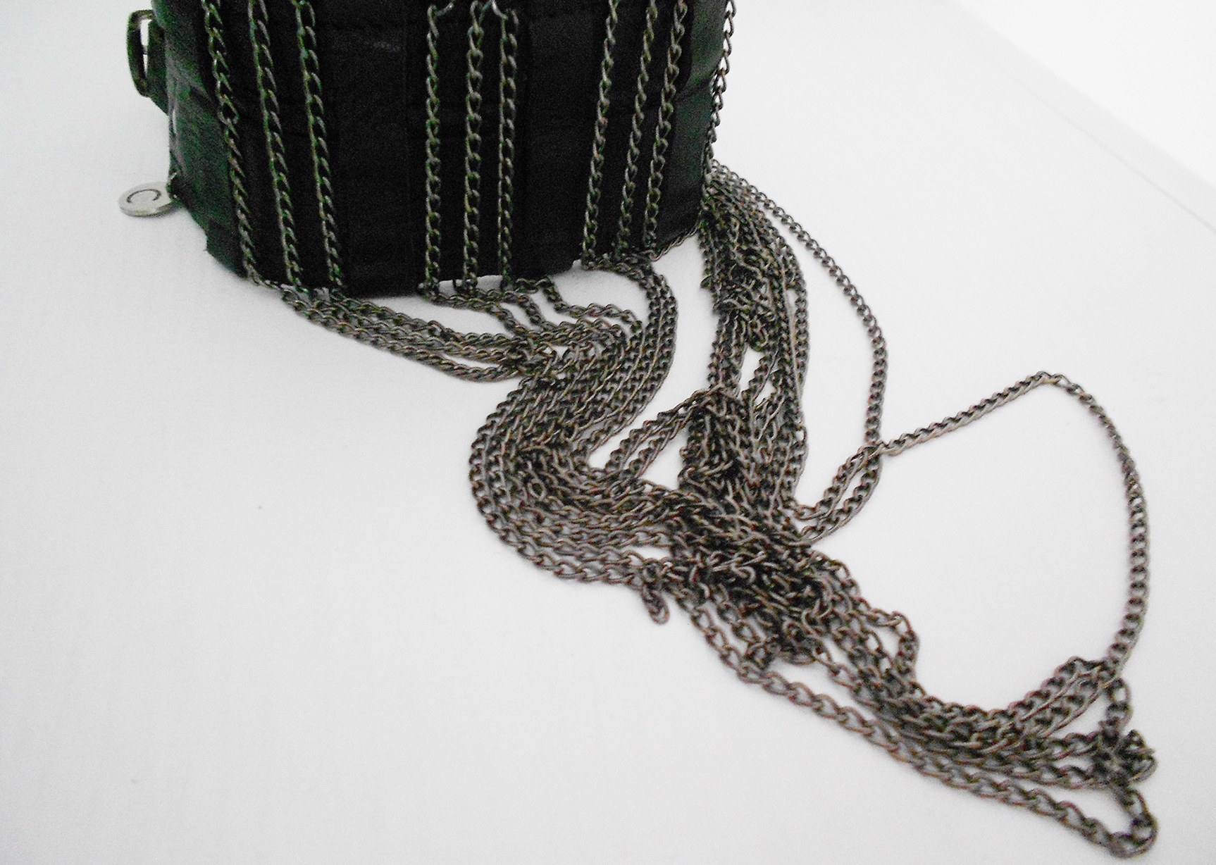 Collana collare in pelle nera e catene "Skin" - Image 8