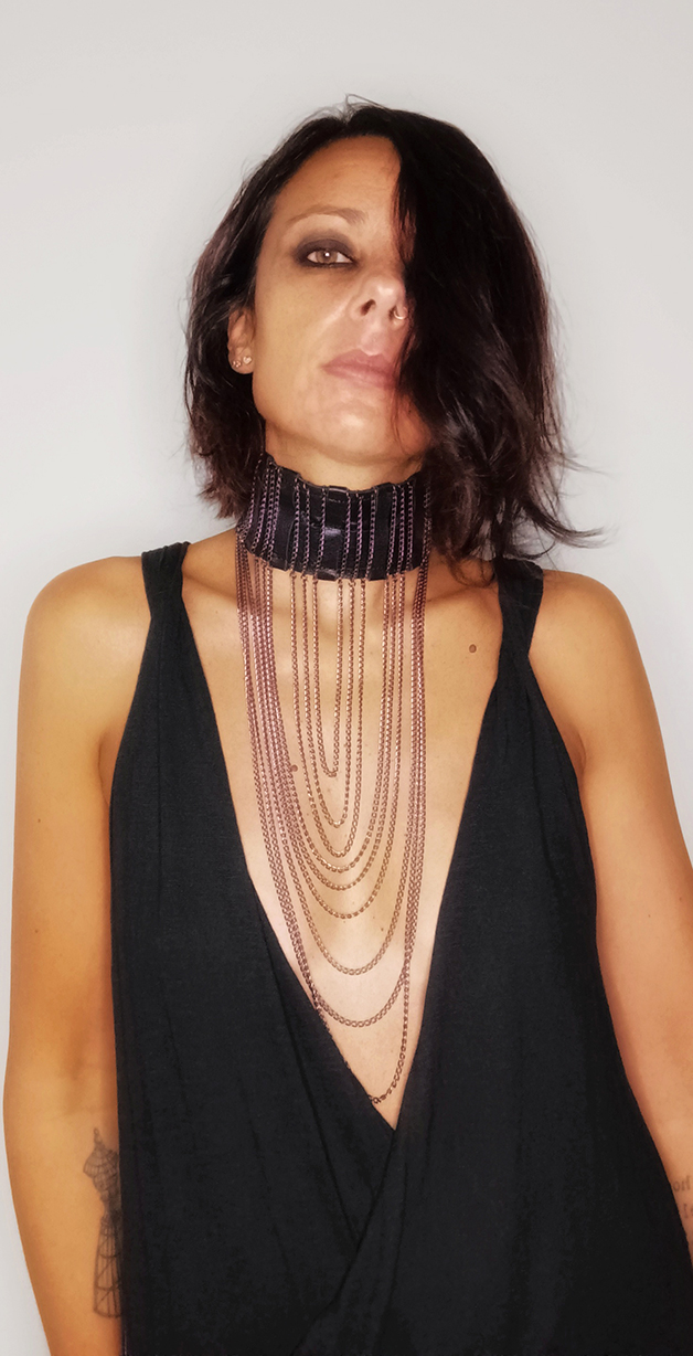 Collana collare in pelle nera e catene "Skin" - Image 3