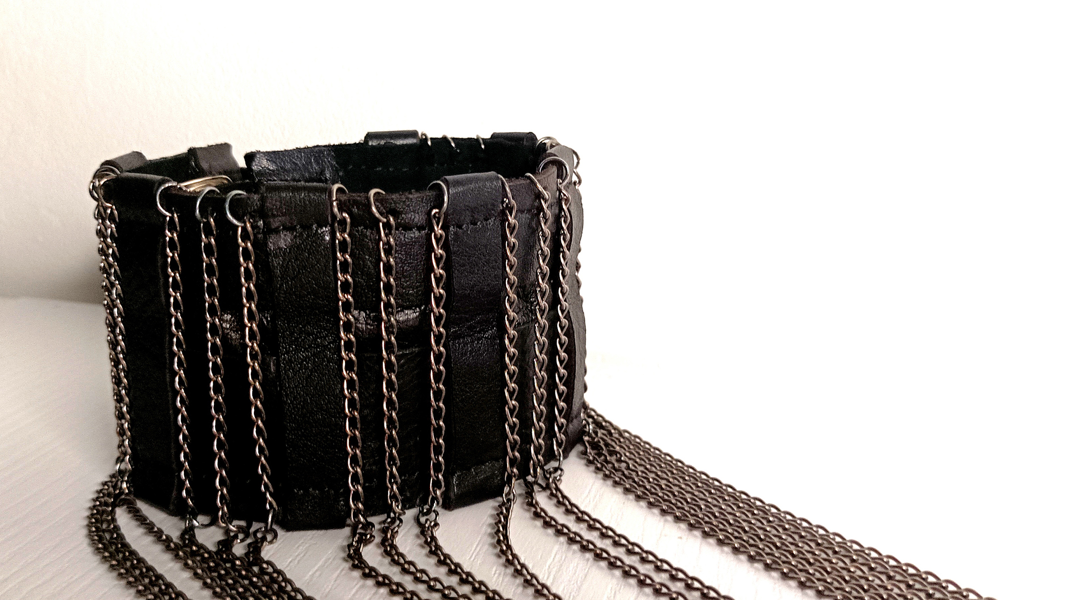 Collana collare in pelle nera e catene "Skin" - Image 6
