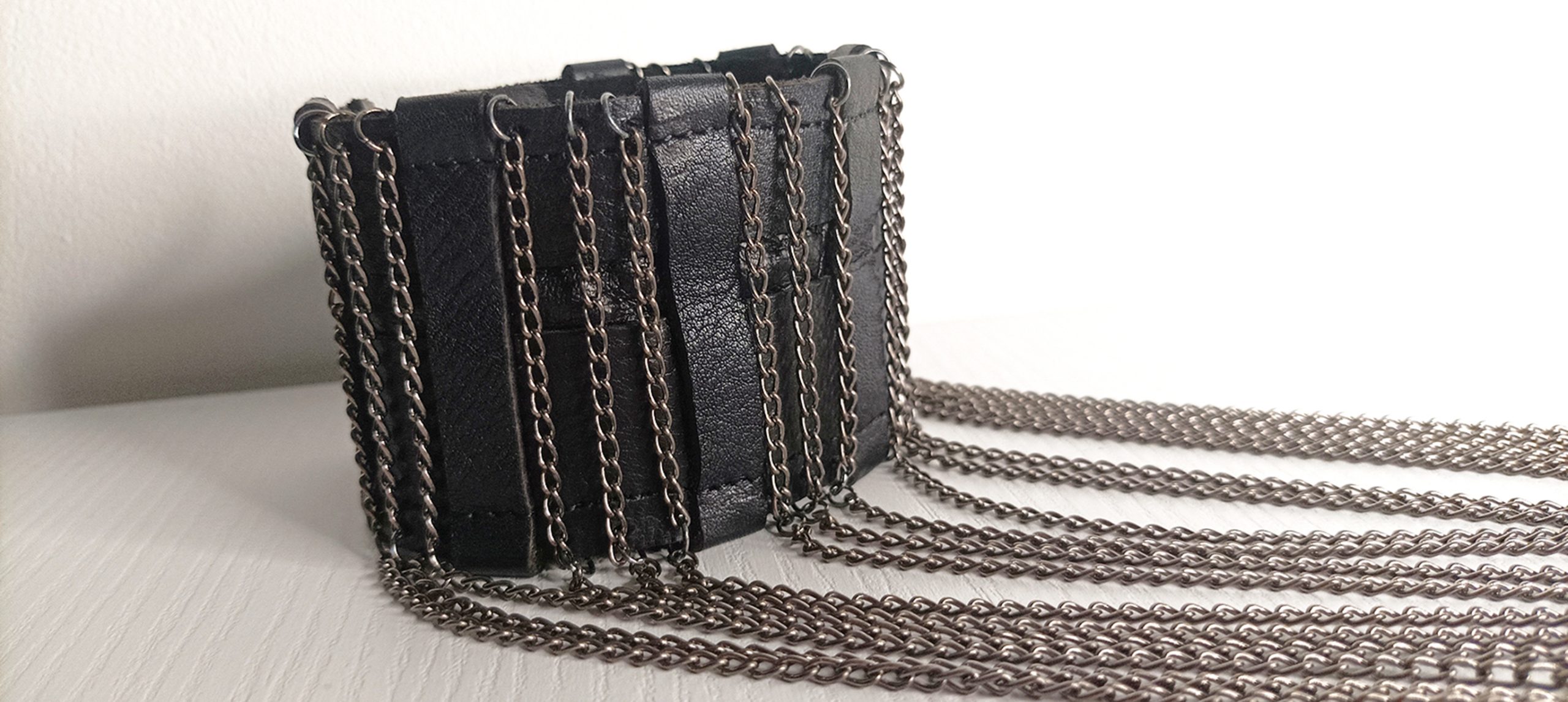 Collana collare in pelle nera e catene "Skin" - Image 7